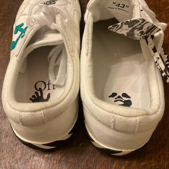 Men’s off white Tennis shoes - Picture 4 of 7